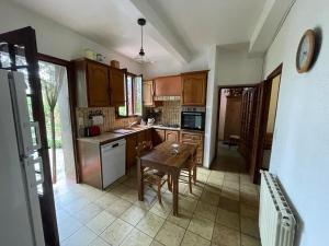 A kitchen or kitchenette at Maison chaleureuse au coeur des Aspres