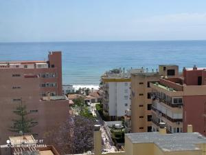 vistas al océano desde una ciudad con edificios en Atalaya de Torremolinos, en Torremolinos