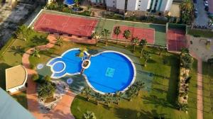 een uitzicht over een zwembad in een park bij Bonito apartamento cerca de la playa, planta alta. in Cala de Finestrat