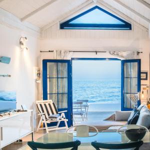 sala de estar con vistas al océano en Apartamento Casita del Mar, en Arrieta