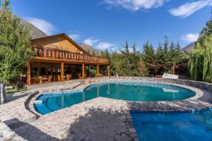Bazén v ubytování La Casa de Carlitos nebo v jeho okolí
