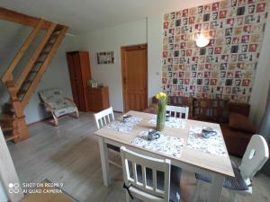 Część wypoczynkowa w obiekcie Domek i Apartamenty Stokrotka