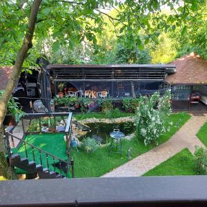 Cornu de Jos的住宿－Vila Ralf，享有花园房屋的空中景致