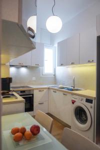 Kuchyňa alebo kuchynka v ubytovaní Konstantinos Stylish Brand New Apt in the heart of Athens