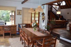een eetkamer met een houten tafel en stoelen bij Divina casa en Carrasco con piscina in Montevideo