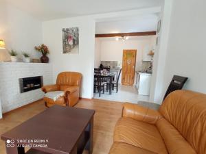 salon z kanapą i stołem w obiekcie Domek i Apartamenty Stokrotka w mieście Krynica Zdrój