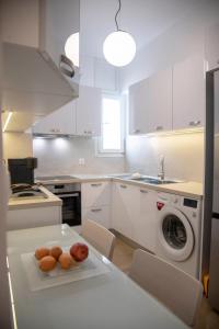 Kuchyňa alebo kuchynka v ubytovaní Konstantinos Stylish Brand New Apt in the heart of Athens