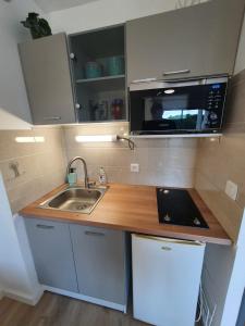 Kuchyň nebo kuchyňský kout v ubytování Charmant studio refait à neuf CARNON port 34