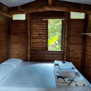 Een bed of bedden in een kamer bij Hostal La Pijaraña