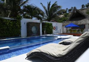 una piscina con una cama al lado de una casa en Imagine Beach, en Puerto Colombia