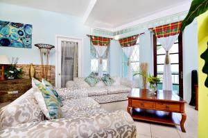 Area tempat duduk di BeachFront Villa