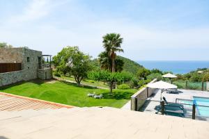 uma vista exterior de uma villa com piscina em U San Daniellu villas et chambres em Farinole