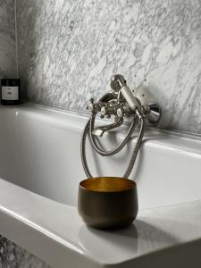 a microphone on a counter next to a bath tub at La Vigie, Spa in Spa