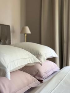 un montón de almohadas encima de una cama en La Vigie, Spa en Spa