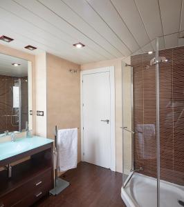 een badkamer met een bad, een wastafel en een douche bij Atico Homelike in Granada