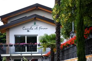 a building with flowers in the window at Casale al Foino in Induno Olona