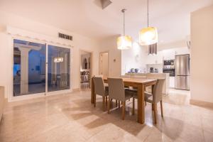 a kitchen and dining room with a wooden table and chairs at Villa Bahía in Corralejo