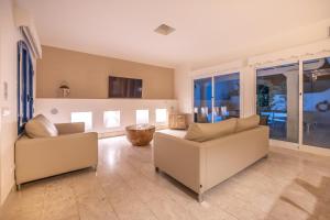 a living room with two couches and a table at Villa Bahía in Corralejo