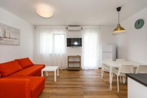 Televízia a/alebo spoločenská miestnosť v ubytovaní Golden Island Apartments