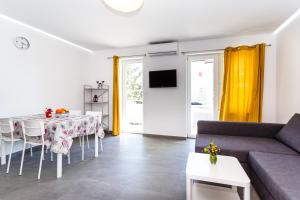 Televízia a/alebo spoločenská miestnosť v ubytovaní Golden Island Apartments