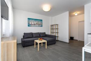 Televízia a/alebo spoločenská miestnosť v ubytovaní Golden Island Apartments