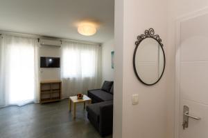 Televízia a/alebo spoločenská miestnosť v ubytovaní Golden Island Apartments