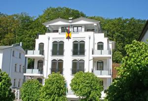 un gran edificio blanco con una x amarilla. en Villa Lena - Wohnung Perlmutt, en Ostseebad Sellin