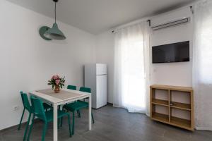 Televízia a/alebo spoločenská miestnosť v ubytovaní Golden Island Apartments