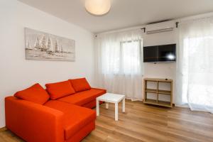 Televízia a/alebo spoločenská miestnosť v ubytovaní Golden Island Apartments