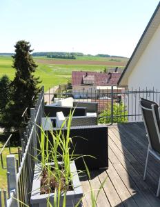eine Terrasse mit Stühlen und Pflanzen an einem Haus in der Unterkunft Ferienwohnung Kondic in Burgau