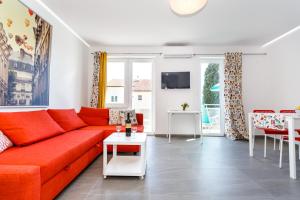 Televízia a/alebo spoločenská miestnosť v ubytovaní Golden Island Apartments