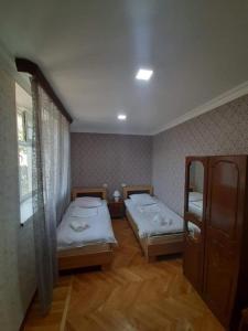 Cette petite chambre comprend 2 lits et une fenêtre. dans l'établissement EleGaya Guest house, à Ijevan