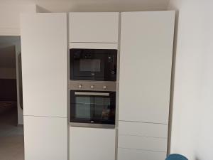 un armadio bianco con forno a microonde di stefy bilo fronte mare ad Alba Adriatica