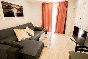 TV a/nebo společenská místnost v ubytování Casa MYA con terreno privado y parking compartido - a 800m de Playa Poniente