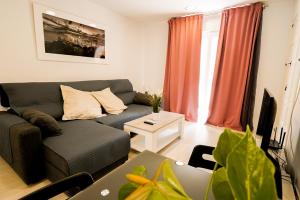 TV a/nebo společenská místnost v ubytování Casa MYA con terreno privado y parking compartido - a 800m de Playa Poniente