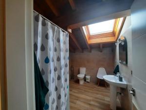 Ένα μπάνιο στο Preciosos apartamentos a 15 minutos de Comillas