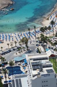 eine Luftansicht eines Resorts mit Strand in der Unterkunft Anonymous Beach Hotel (Adults 16+) in Ayia Napa