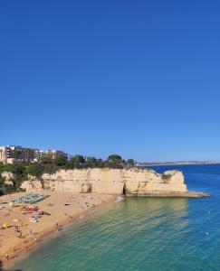 eine Gruppe von Menschen an einem Strand in der Nähe des Ozeans in der Unterkunft Casa Brisa do Mar in Porches + 20 Fotos