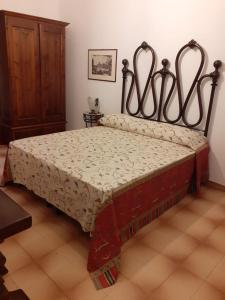 1 dormitorio con 1 cama en una habitación en Foresteria, en Tuscania