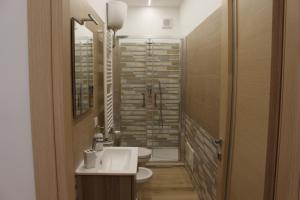un bagno con due wc, un lavandino e una doccia di Guest House Nonna Angela a Napoli Altre 37 foto