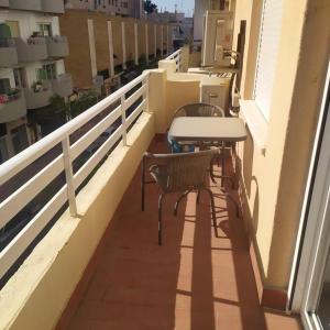 - un balcon avec une table et des chaises dans un bâtiment dans l'établissement Apartamento Moraira Live It Cb, à Moraira