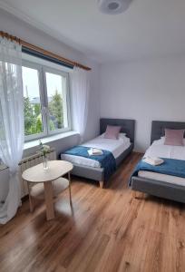 Ein Bett oder Betten in einem Zimmer der Unterkunft Dwupokojowy Apartament z widokiem na kanał Augustowski