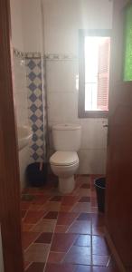 ein Badezimmer mit Toilette und Waschbecken und einem Fenster in der Unterkunft Appartement 2 éme étage dans la médina kédima in Asilah