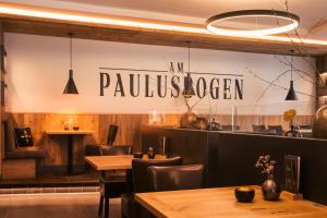Um restaurante ou outro lugar para comer em Am Paulusbogen