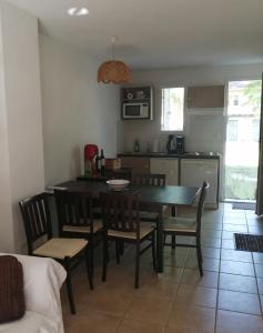 una cucina e una sala da pranzo con tavolo e sedie di Agréable duplex équipé au Domaine d'Albret a Barbaste