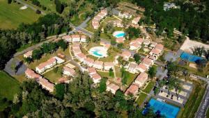 una vista aerea di una casa con piscina di Agréable duplex équipé au Domaine d'Albret a Barbaste Altre 14 foto