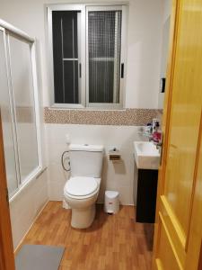 Ένα μπάνιο στο Precioso y gran apartamento en Cullera