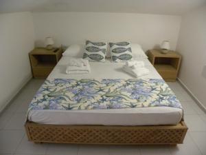 Un dormitorio con dos camas y dos mesitas de noche. en Villa Carlotta la Maddalena, en La Maddalena