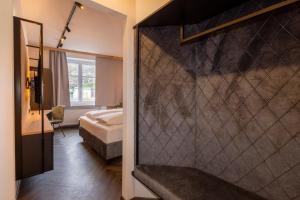 Uma cama ou camas num quarto em Am Paulusbogen