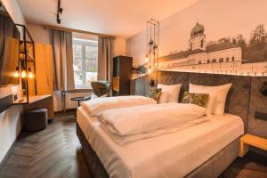um quarto de hotel com uma cama grande num quarto em Am Paulusbogen em Passau